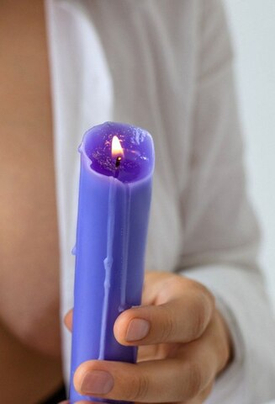 Педставьте: за окном дождь, а в комнате тепло и уютно. Пламя свечи отбрасывает танцующие тени, воздух наполнен густым, сладким ароматом… А вы держите в руках не просто свечу, а инструмент для незабываемой чувственной игры.