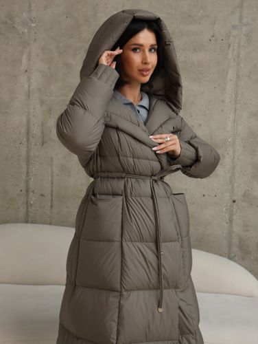 Удлиненный пуховик цвета капучино с объемным капюшоном