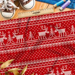 Ткань барби рассредоточенная белая вышивка с оленями на красном фоне