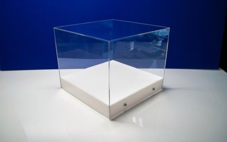 Прозрачный колпак с белым основанием