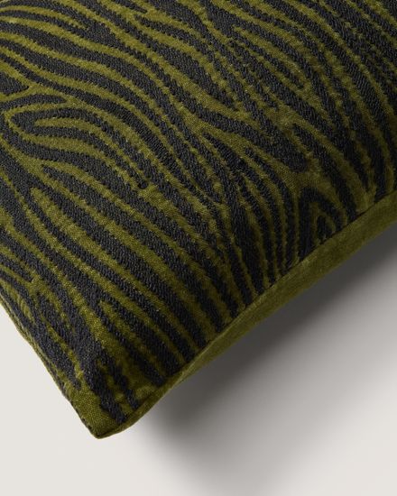 Чехол на подушку из хлопка Davina с вышивкой зеленой зебры 40 x 60 см