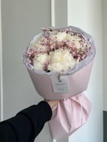 Букет из белых пионов и розовой гипсофилы