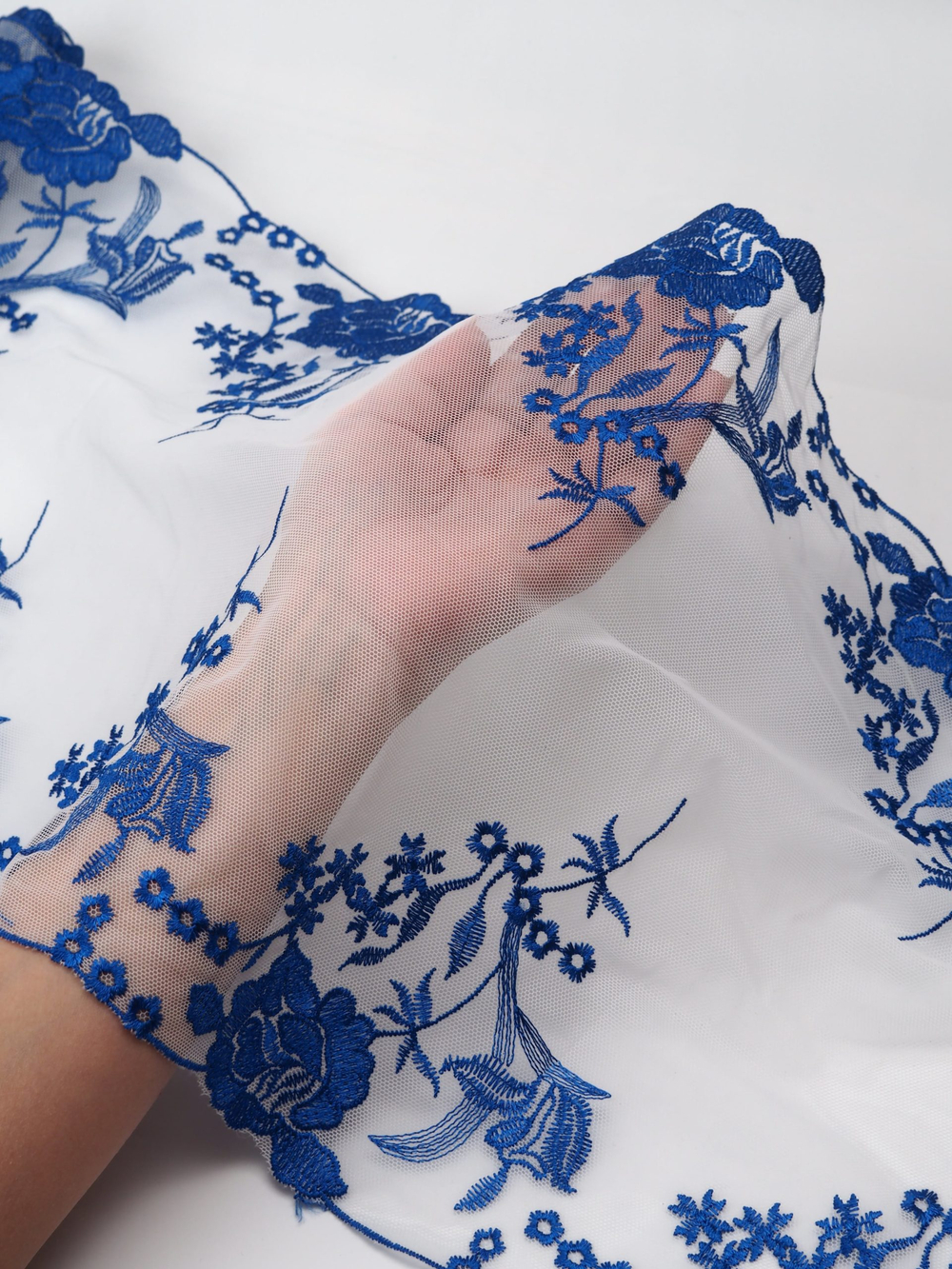 Вышивка на сетке молочная с васильком неэластичная 31 см ОТРЕЗЫ