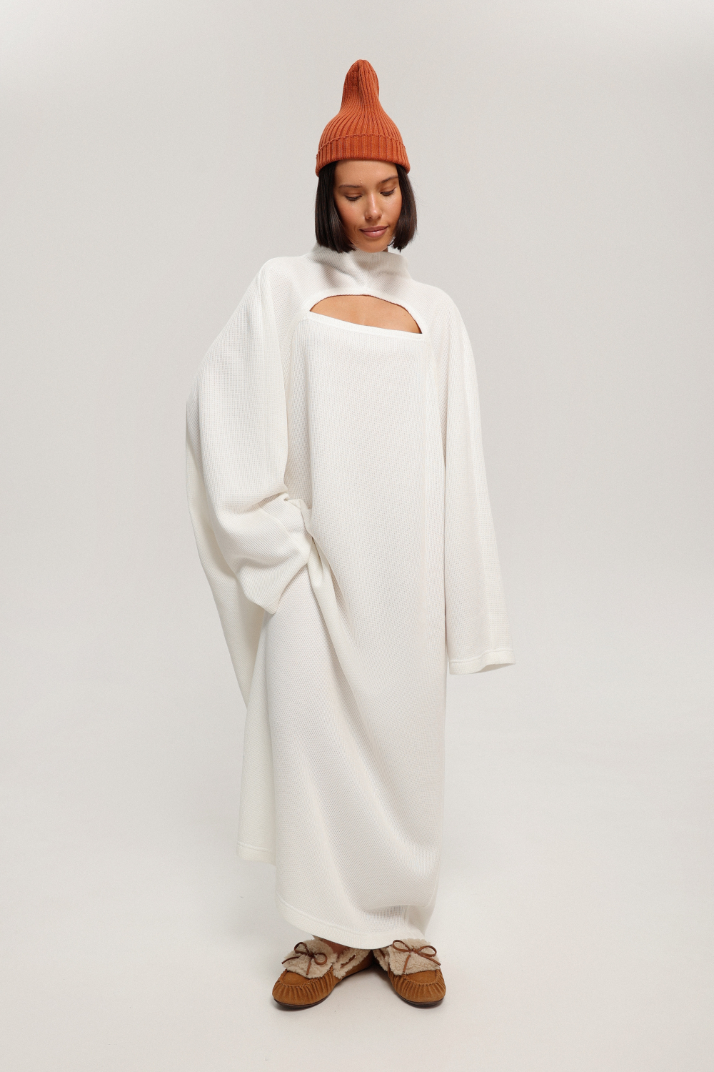 Платье с вырезом на груди макси