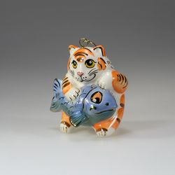 Фарфоровая ёлочная игрушка - Котик с рыбой