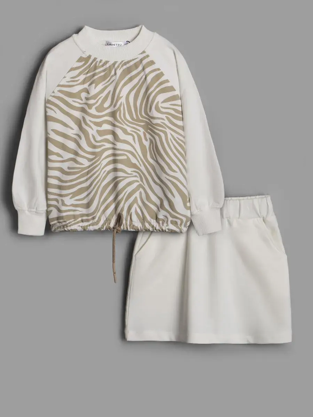 Белый костюм для девочки с юбкой на осень