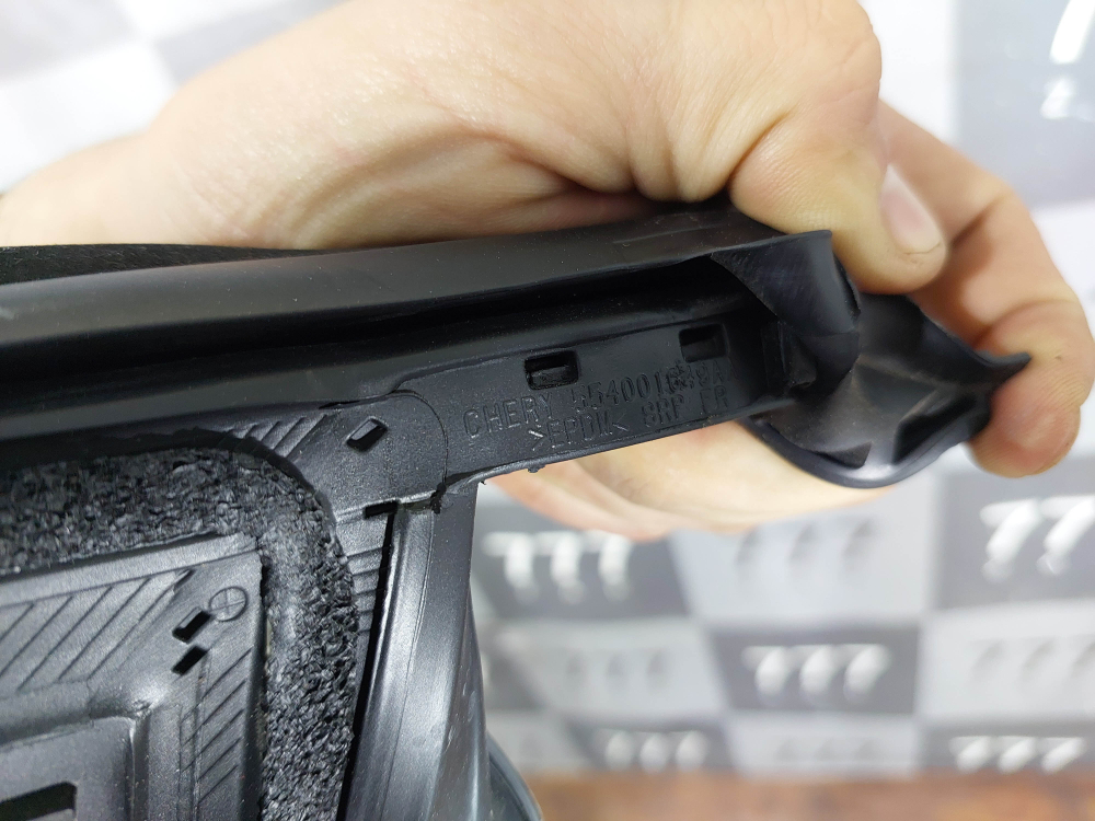 Уплoтнитeль cтeклa двepи пepeднeй пpaвoй Jaecoo J7 23-нв Б/У Оригинал 554001649AA