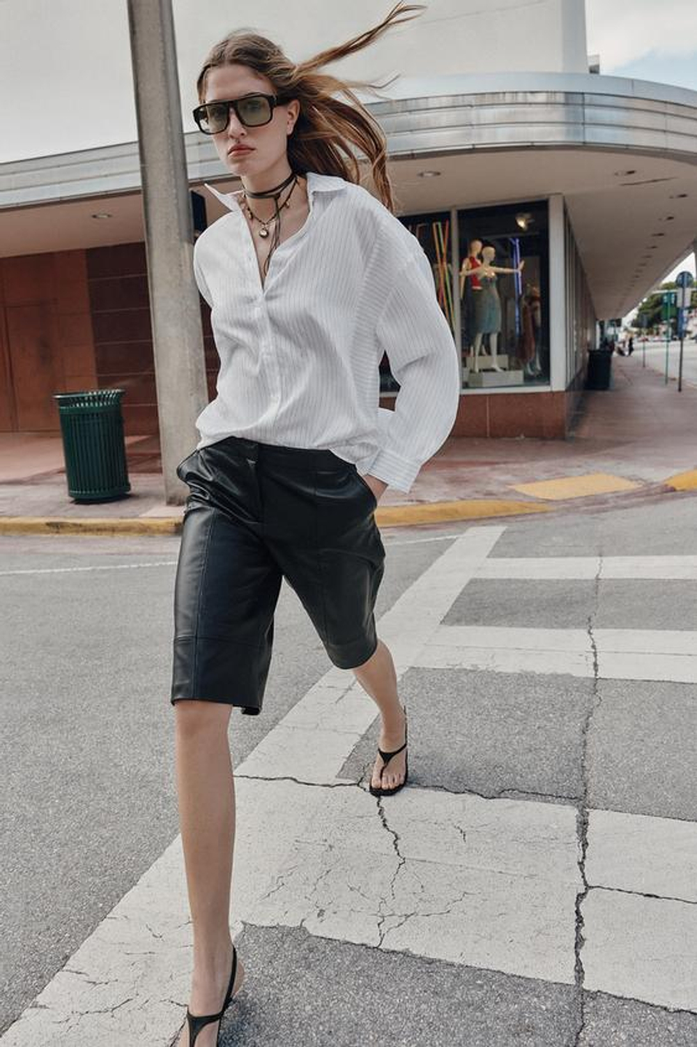 ZARA ДЛИННЫЕ БЕРМУДЫ ИЗ ИСКУССТВЕННОЙ КОЖИ, ЧЕРНЫЙ