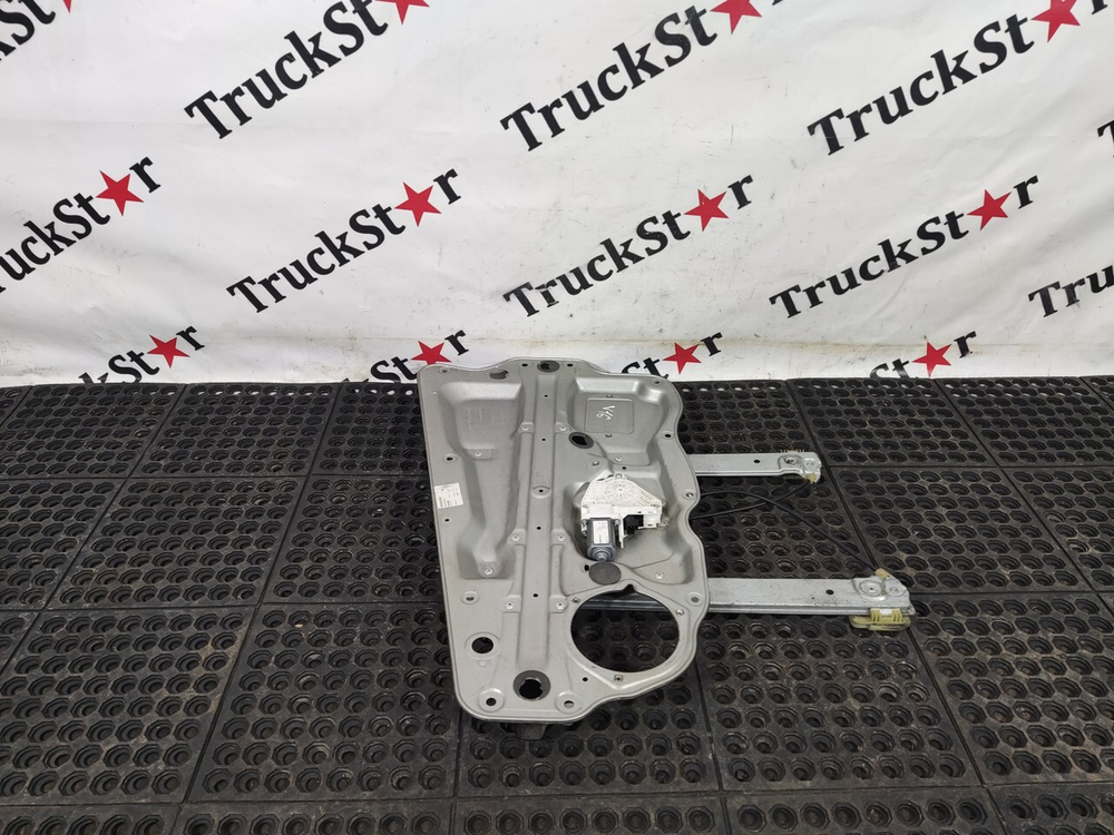 Стеклоподъемник правый в сборе