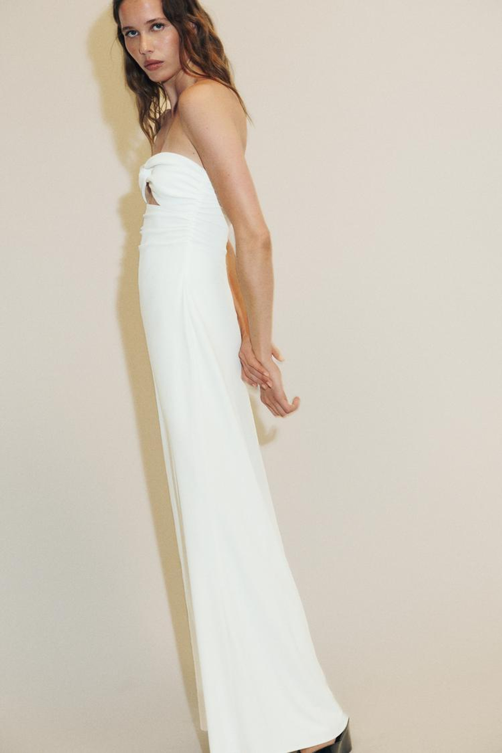 ZARA ДЛИННОЕ ПЛАТЬЕ С ВЫРЕЗАМИ, БЕЛЫЙ