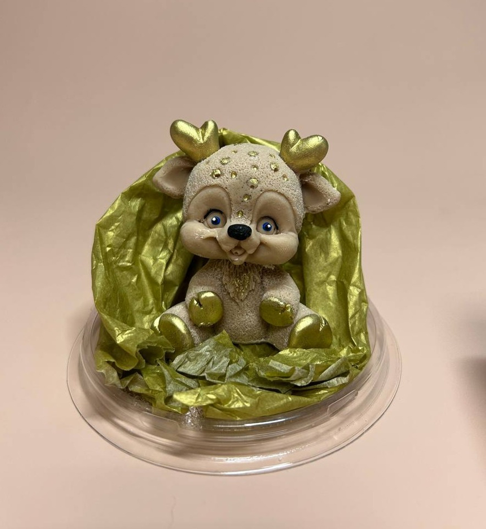 Фигурка из шоко глазури «Олененок Дени новогодний» бежевый/золотой