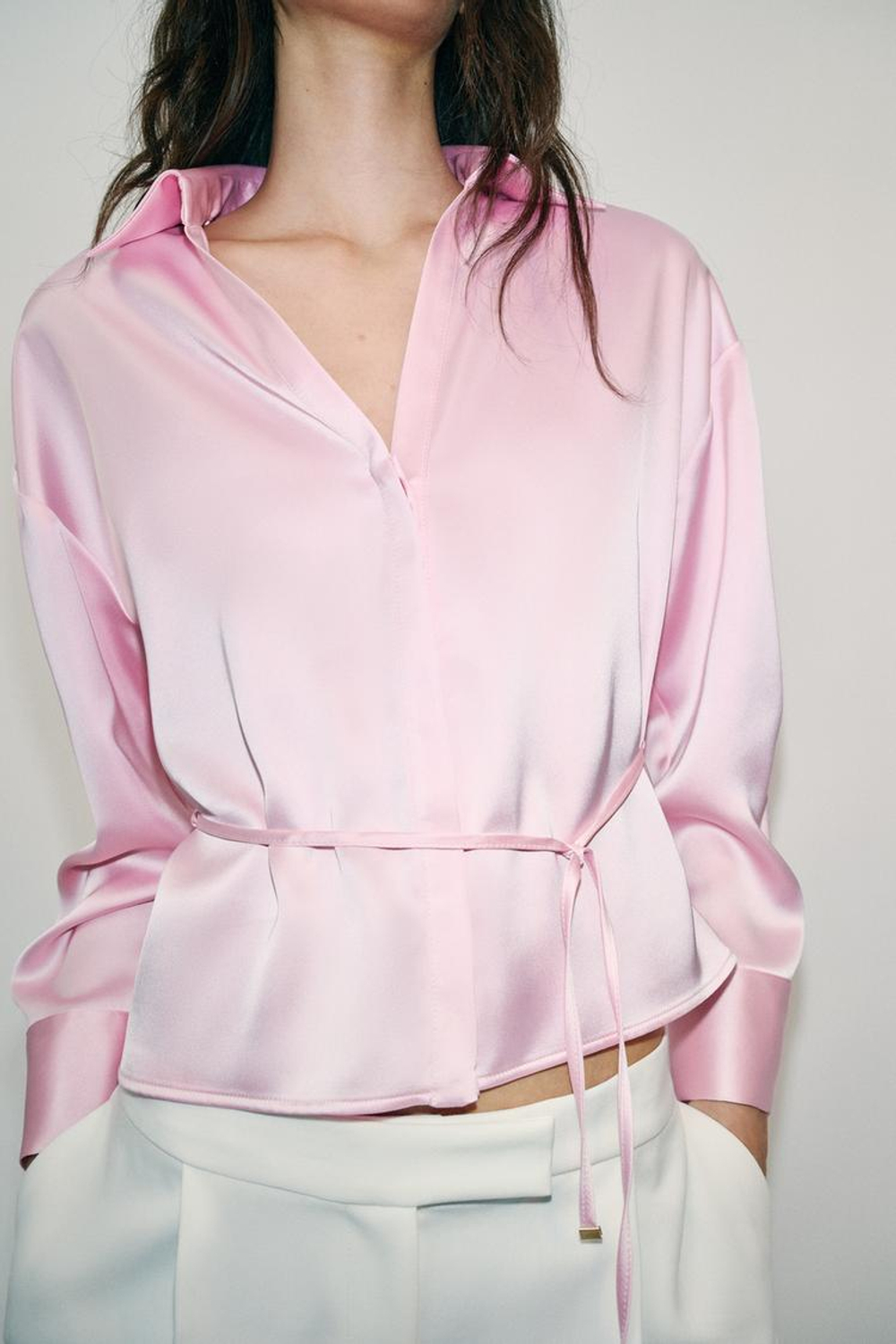 ZARA АТЛАСНАЯ БЛУЗКА С ТОНКИМ ПОЯСОМ, РОЗОВЫЙ