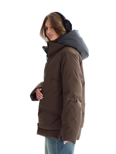 Коричневый пуховик с акцентной молнией