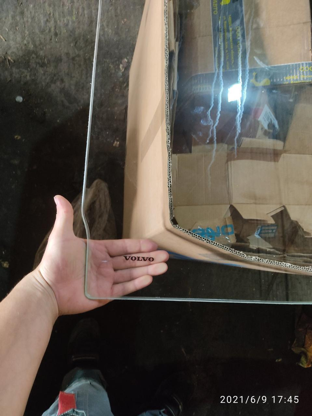 Стекло лобовое верхнее VOLVO EC210BL