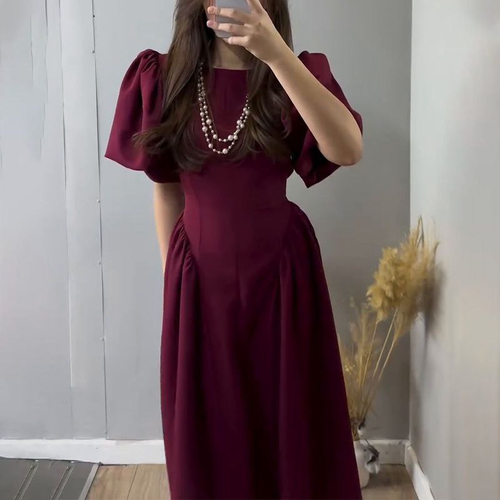 Приталенное платье макси с объемными рукавами