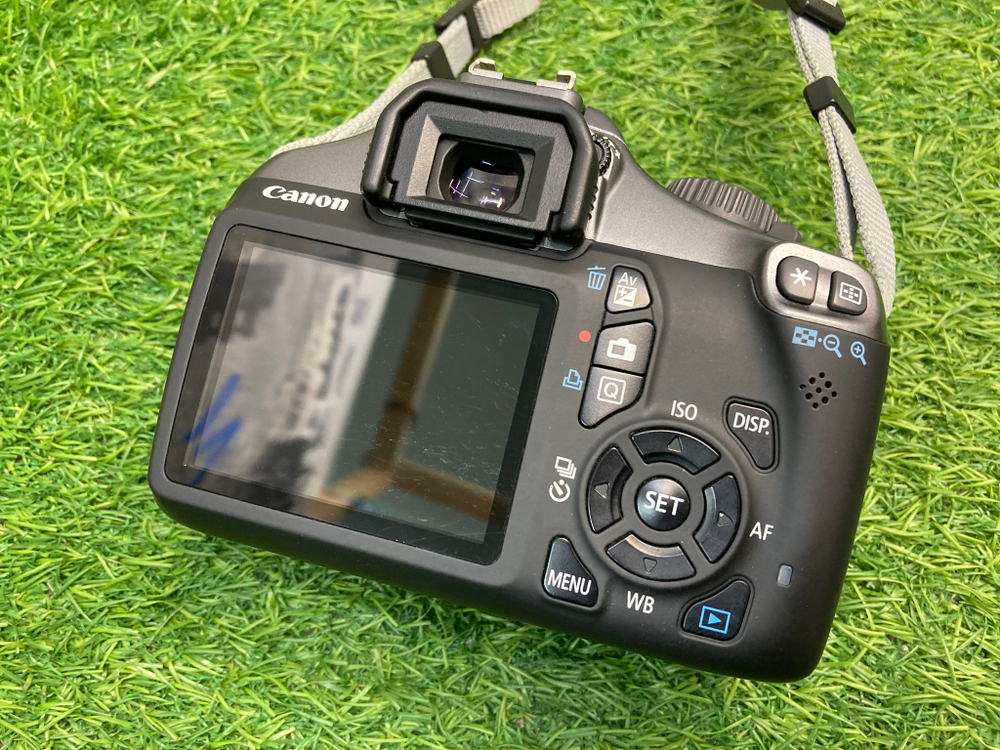 Canon 1100D kit 18-55mm IS ll 12.800 кадров
