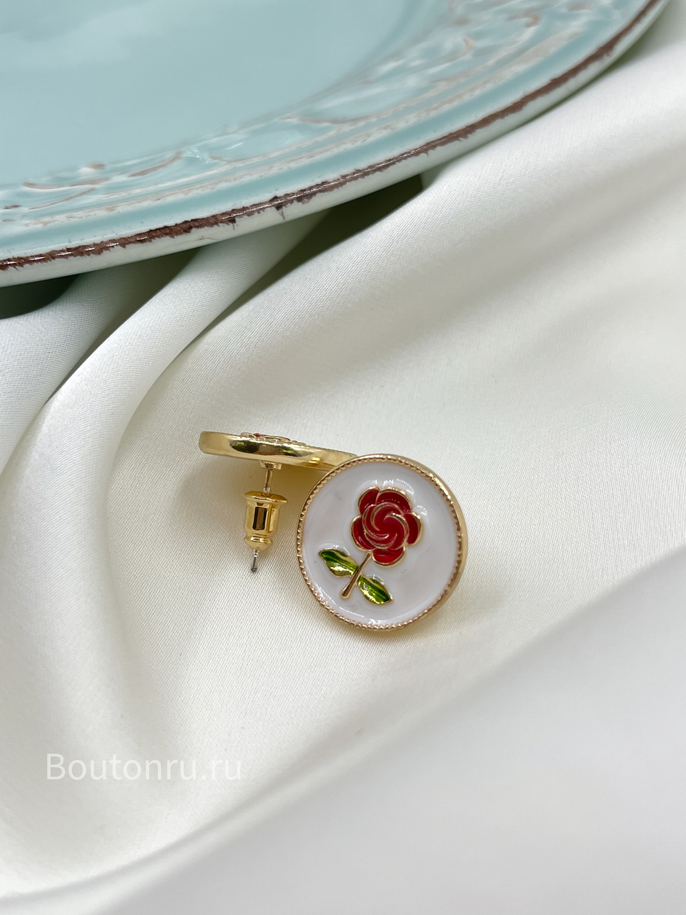 Серьги гвоздики с розой и белой эмалью