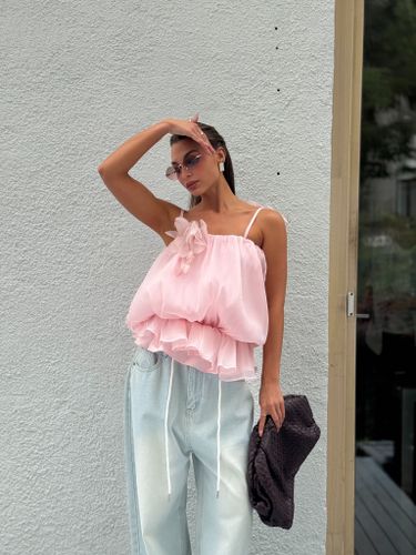 Объемный розовый топ из шифона с брошью