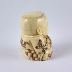 Нэцкэ Ребенок с корзиной рыбы