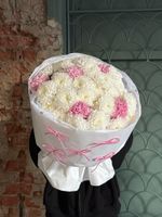 Букет из диантусов и хризантемы