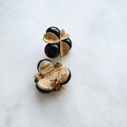 Клипсы Oscar de la Renta с черными кабошонами