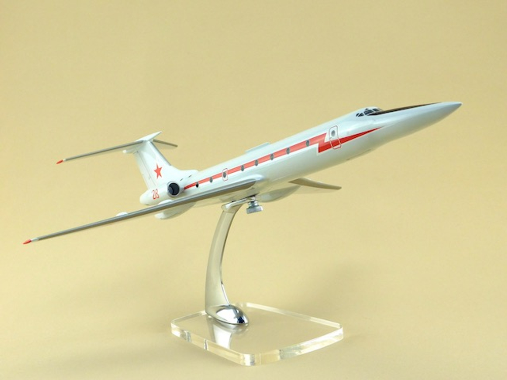 Модель самолета Ту-134 УБЛ (М1:100, ВВС, Красная полоса, звезда на киле)