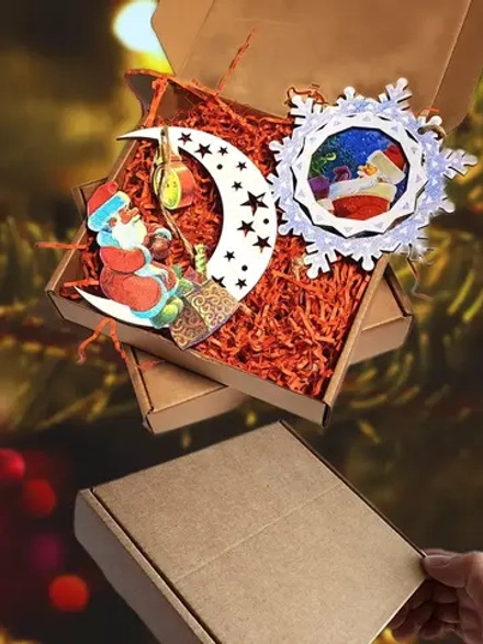 Деревянная игрушка на елку. Художник Владимир Зарубин. Месяц с Дедом Морозом