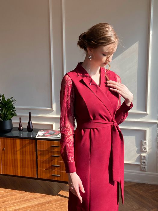 Нарядное платье-пиджак на запах с кружевными рукавами (бордовый)
