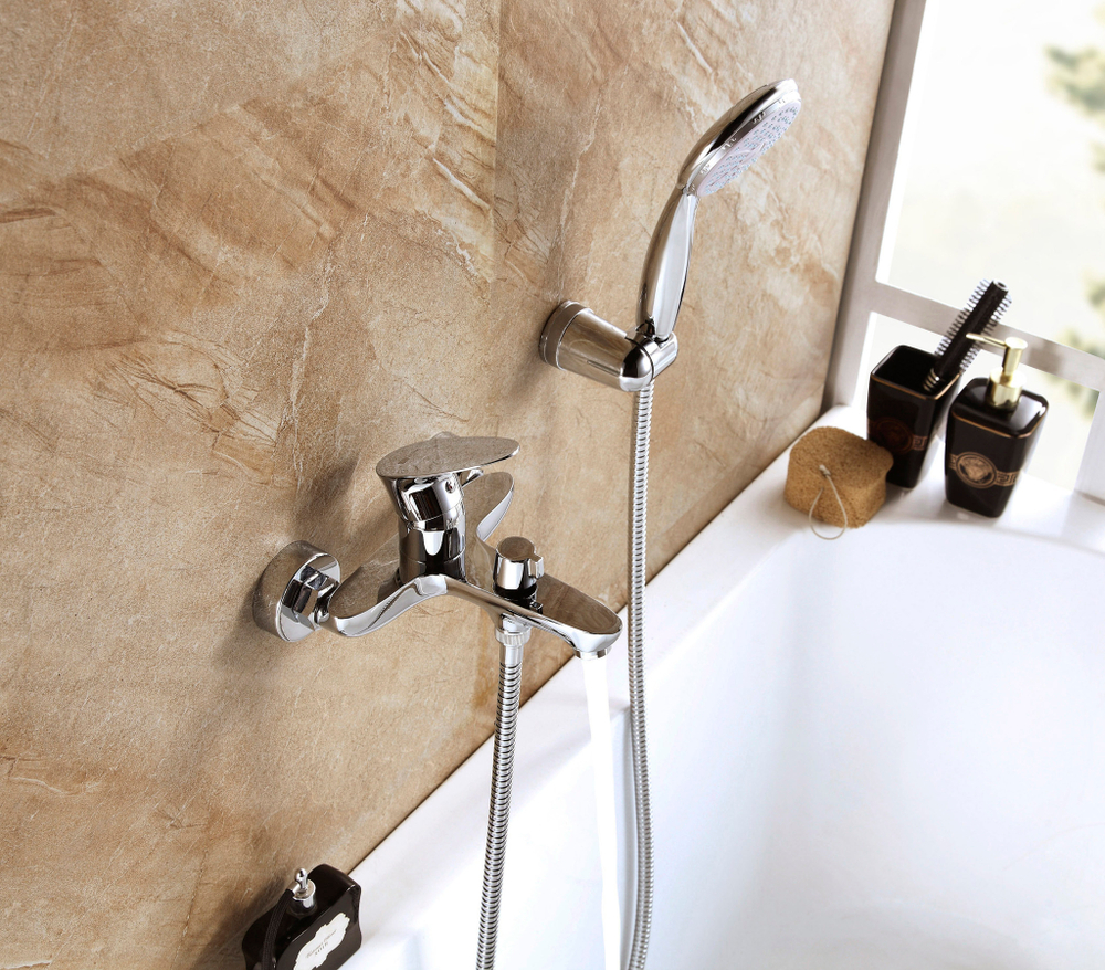 СМЕСИТЕЛЬ ДЛЯ ВАННЫ С КОРОТКИМ ИЗЛИВОМ ДИВЕРТОР С КЕР. ПЛАСТ ХРОМ LM0214C НЕРО