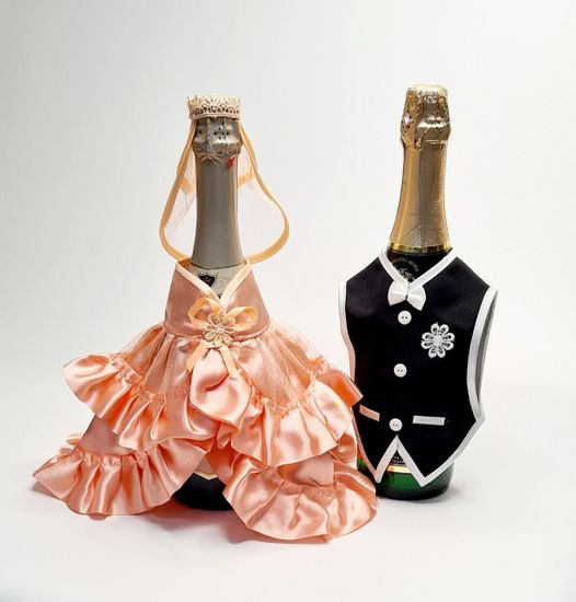Украшение для бутылок шампанского на свадьбу в виде костюмов жениха и невесты