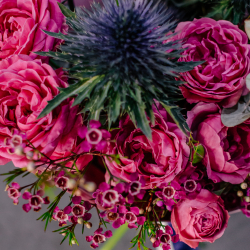 67. Яркий дизайнерский букет с розами и эрингиумом