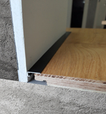 Микроплинтус для пола черный матовый, алюминиевый, C-05.25.3 Ликорн 6×16×2500 мм