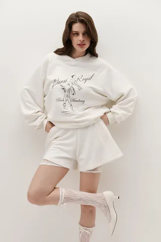 Шорты из футера укороченные сбоку кремового цвета