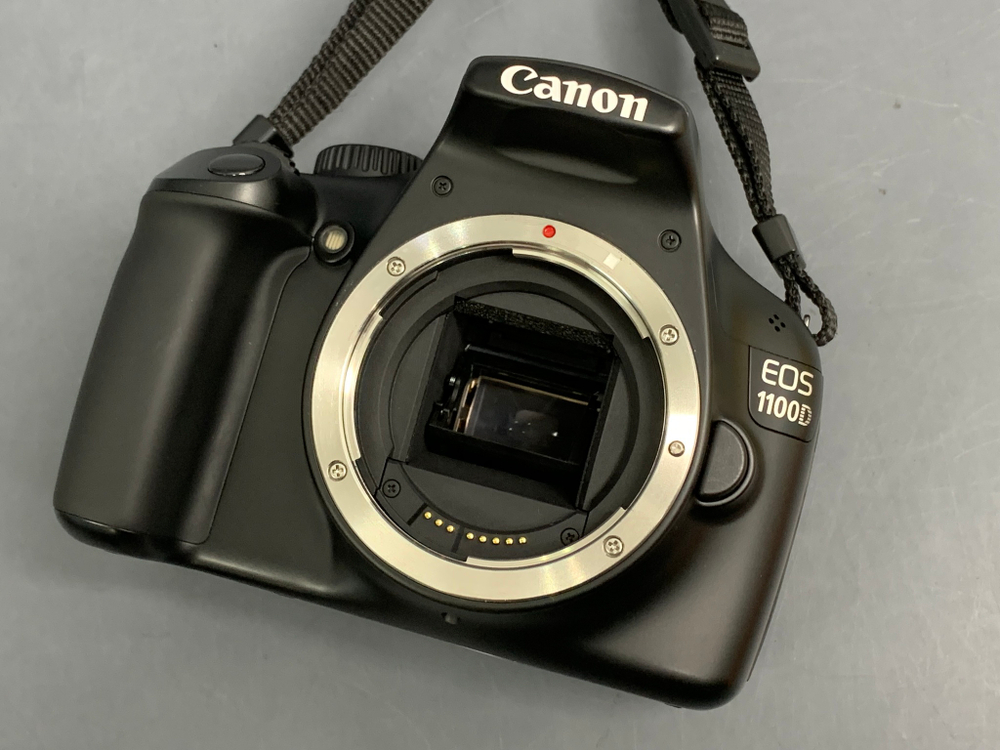 Canon 1100D kit 18-55mm 3.000 кадров