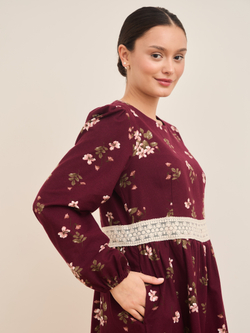 Платье с кружевными вставками