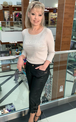 Шелковый светлый блузон с длинным рукавом и стразовым принтом