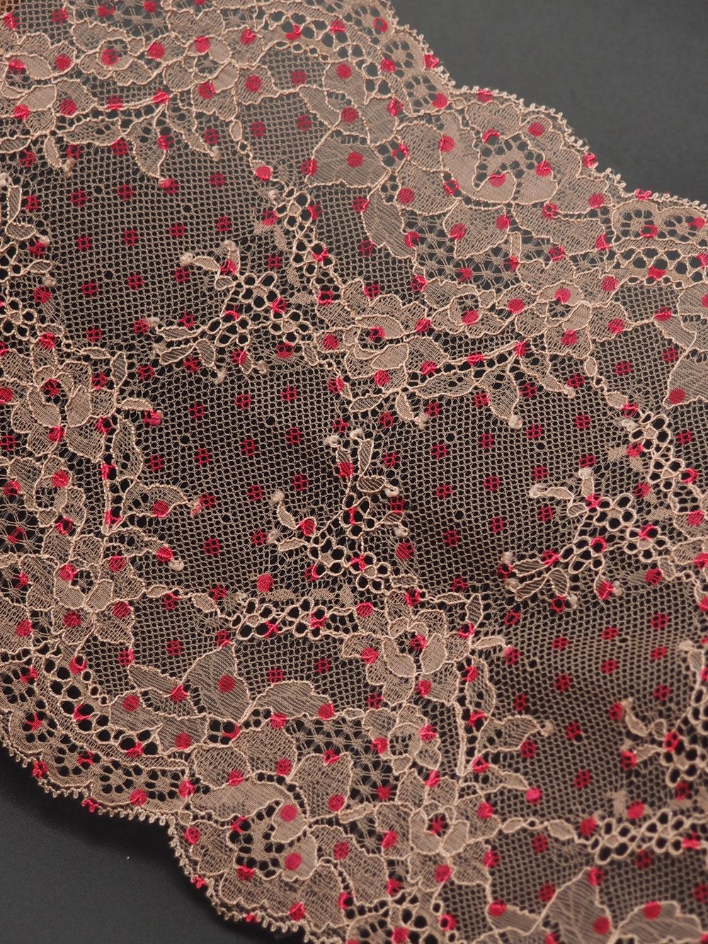 Эластичное кружево пудрово-бежевое в красный горошек ширина 18 см