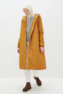 Зимнее пальто миди горчичного цвета
