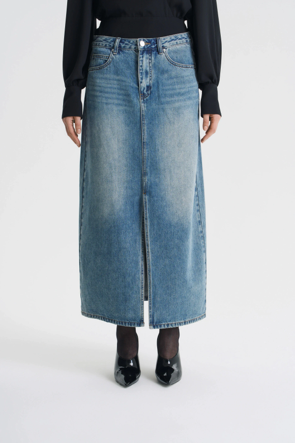 Джинсовая юбка с разрезом