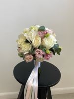 Свадебный букет из гортензии, лизиантуса, диантусов, одноголовых роз и эвкалипта