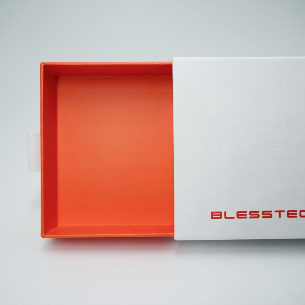 Подарочная коробка BLESSTEC черного цвета 19 на 10 см, с черным мешочком внутри