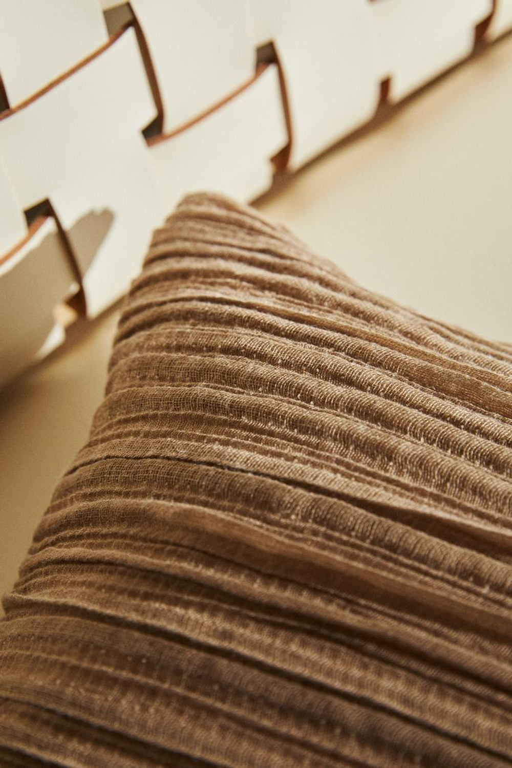 ZARA HOME ЧЕХОЛ ДЛЯ ДЕКОРАТИВНОЙ ПОДУШКИ С ТИСНЕНИЕМ В ПОЛОСКУ, СВЕТЛО-БЕЖЕВЫЙ