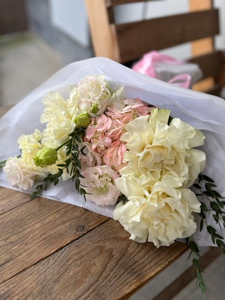 Букет с гортензией и французскими розами