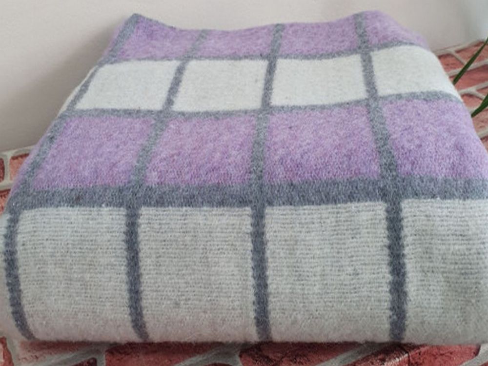 Одеяло полушерстяное "ВВ. БЕЛО-СЕРО-СИРЕНЕВАЯ КЛЕТКА-3" ОПШ-1, 50% шерсть, плотность 400 г/м2, Россия.