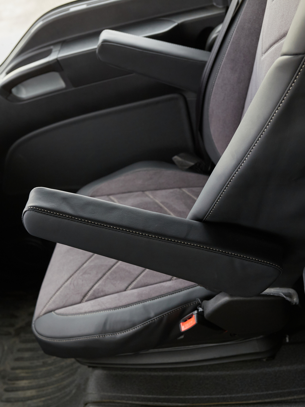 Чехлы Люкс Sitrak MAX; SITRAK C7H с 2024 г (экокожа, черный, серая вставка)