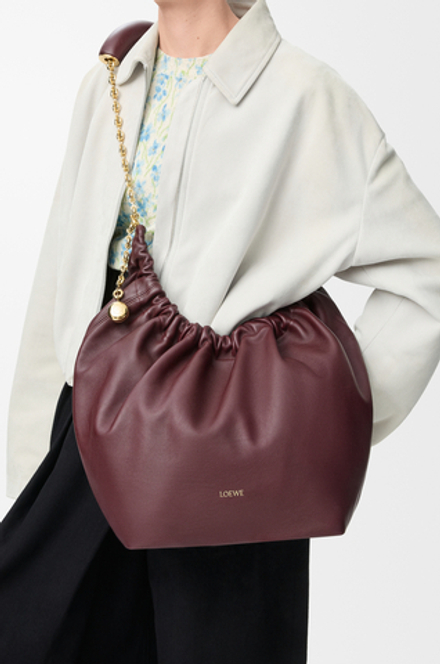 Loewe Средняя сумка-мешок Squeeze из мягкой кожи ягненка наппа, бургунди