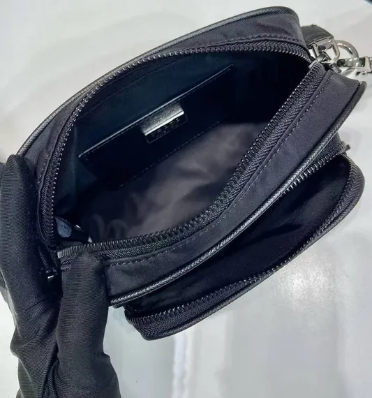Сумка Prada через плечо из нейлона и кожи Saffiano