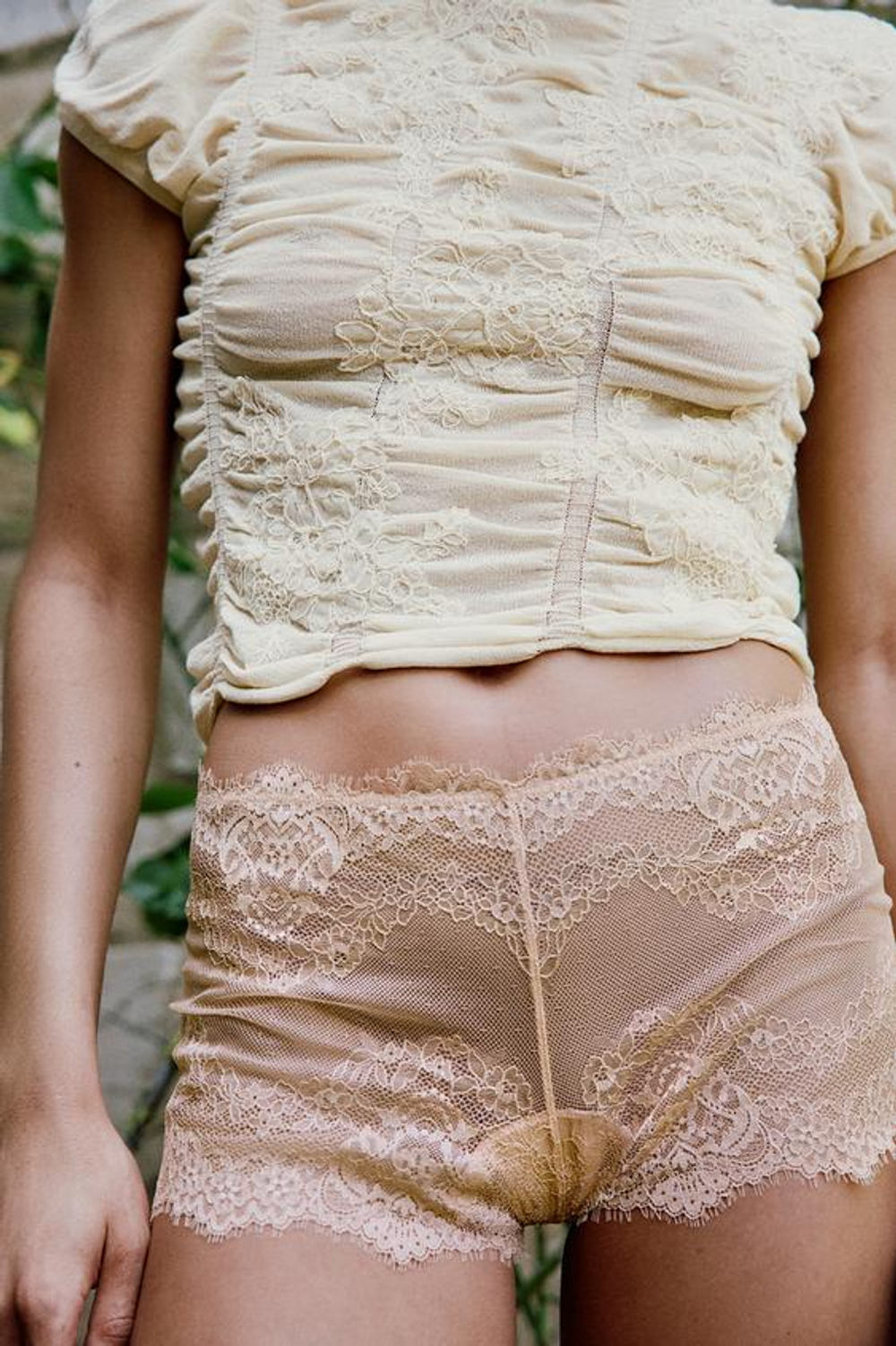 ZARA ТРИКОТАЖНЫЙ ТОП СО СБОРКАМИ И ВЫШИВКОЙ, ЭКРЮ