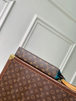 Louis Vuitton Pochette Voyage MM