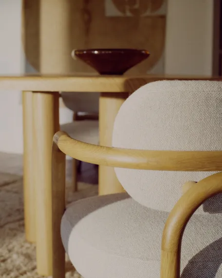 Стул Melqui из массива дуба с бежевой обивкой